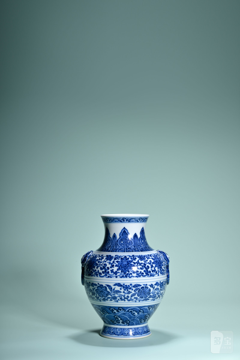 清乾隆 青花缠枝花卉纹铺首尊 - 图2